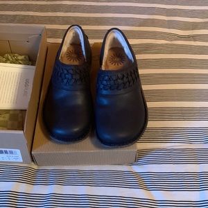 UGG Australia Anika Black women’s Shoes size 6 NWT